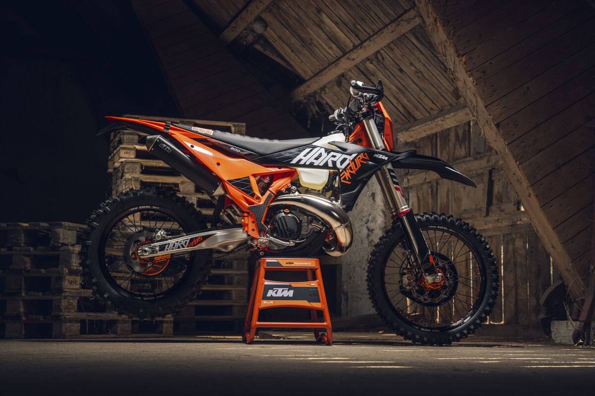גרסת הקיצון של KTM 300 EXC Hardenduro 2027 מתמודדת עם שטח קשה.