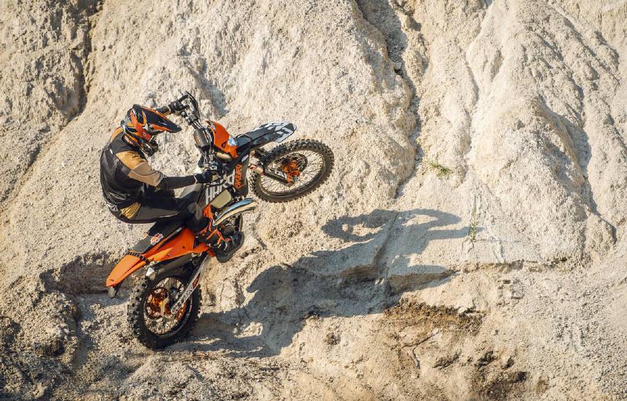 KTM 300 EXC Hardenduro 2027 מתמודד במסלול שטח מאתגר.