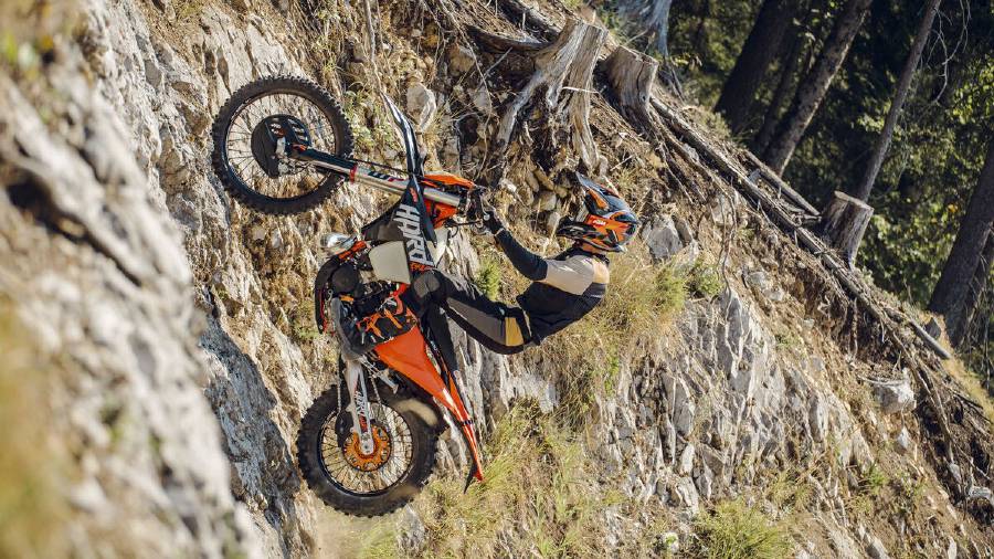 אופנוע KTM 300 EXC Hardenduro 2027 במסלול אתגרי.