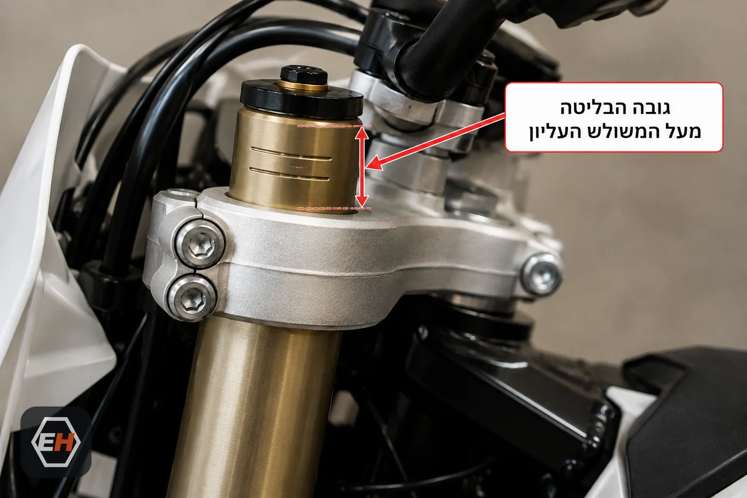 צינור הבולם הקדמי בולט מעל המשולש העליון, עם הסימונים וברגי ההידוק